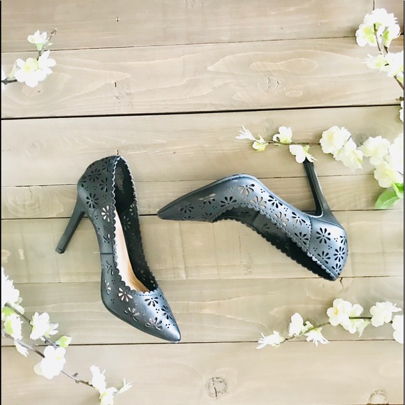 𝐿𝑎𝑢𝑟𝑒𝑛 𝐶𝑜𝑛𝑟𝑎𝑑 𝐻𝑒𝑒𝑙𝑠 - Picture 2 of 6